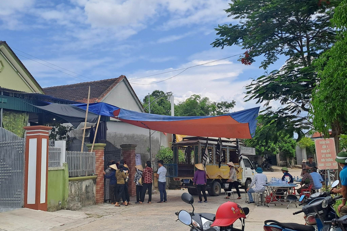 Trong 2 ngày, người thân phải tổ chức đám tang cho vợ chồng anh S.