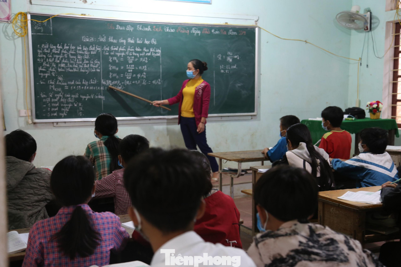 Gia đình ở xã Thanh Sơn (huyện Thanh Chương), cách xa trường hơn 200km, chiều thứ 6 sau khi dạy xong, cô Nhân đi xuồng máy nhiều giờ đồng hồ để ra bến Thượng Lưu rồi bắt xe về nhà. “Lúc về được tới nhà cũng đã nửa đêm. Ở nhà với con được vài tiếng đồng hồ, ăn bữa cơm với gia đình, chiều chủ nhật tôi lại vội vàng bắt xe lên Hữu Khuông, cho kịp đứng lớp. Gian nan, vất vả nhưng thấu hiểu hết những khó khăn của các em học sinh và người dân nơi đây nên tôi cố gắng vượt qua tất cả”, cô Nhân trải lòng.