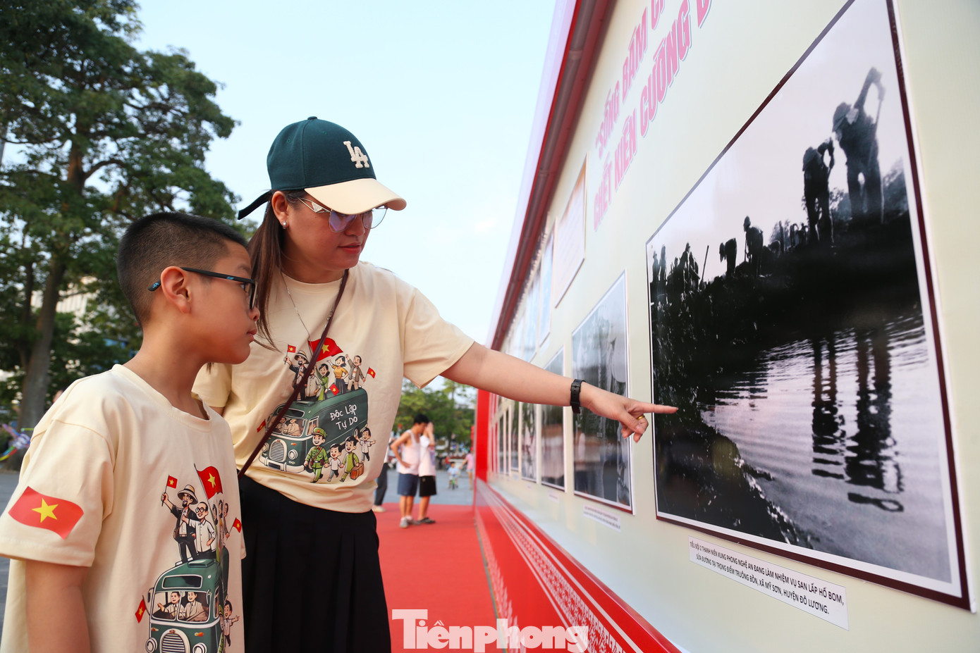 Nhiều gia đình đưa các con đến Quảng trường Hồ Chí Minh để tìm hiểu lịch sử, từ đó giáo dục lòng yêu nước. Nhiều gia đình đưa các con đến Quảng trường Hồ Chí Minh để tìm hiểu lịch sử, từ đó giáo dục lòng yêu nước.