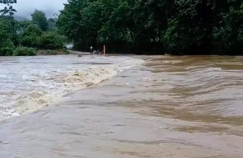 Nhiều bản làng ở miền núi Nghệ An bị cô lập Nhiều bản làng ở miền núi Nghệ An bị cô lập