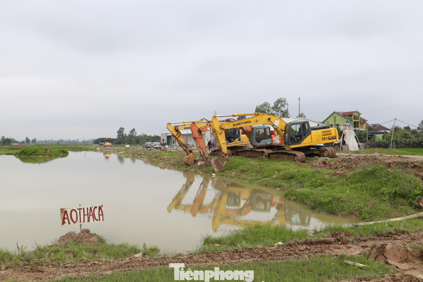 Máy móc nằm phơi mưa, nắng. Công nhân rảnh rỗi ngồi câu cá trong phạm vi công trường.