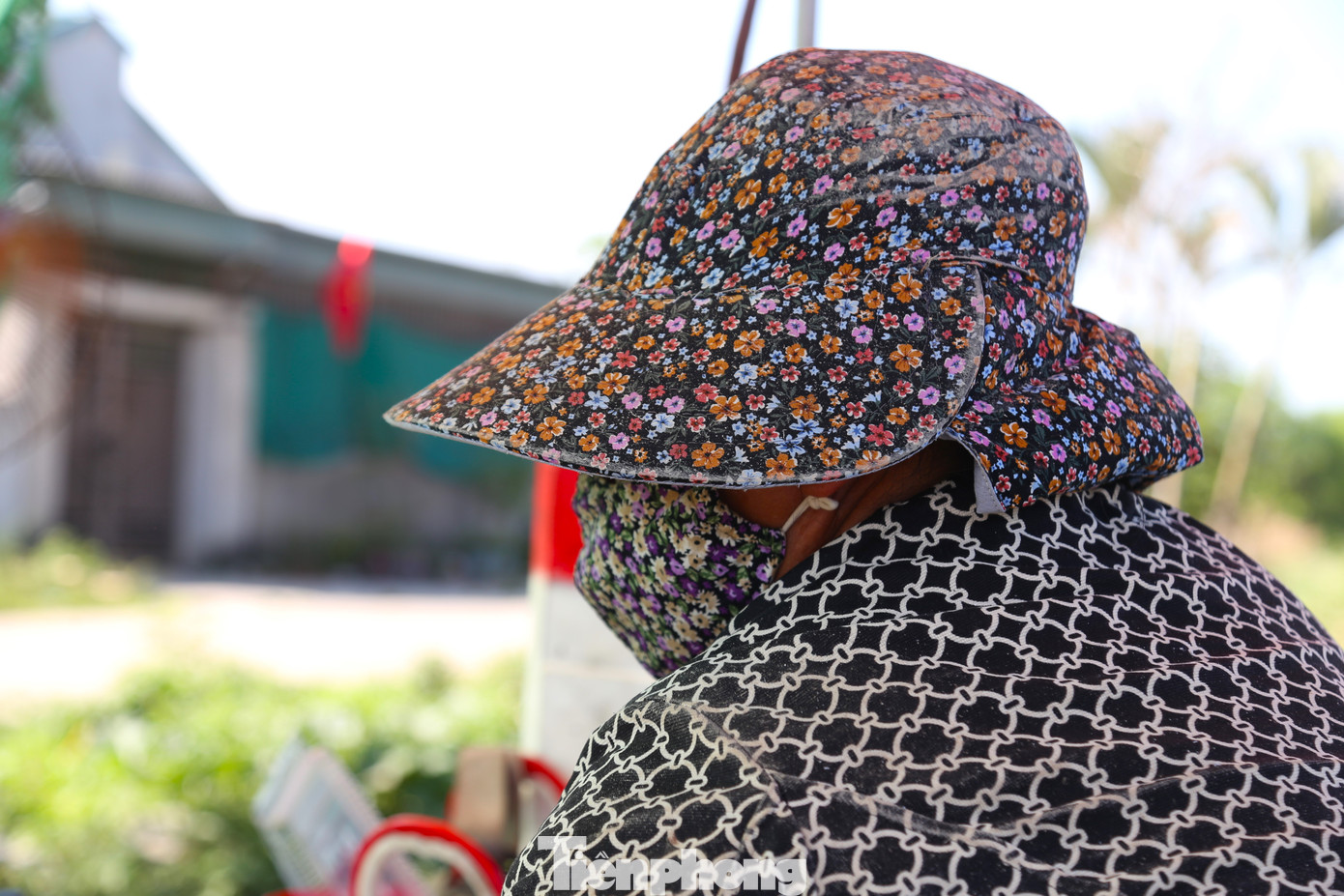 Nướng giữa trưa nắng, những người thợ nướng cá phải trang bị áo khoác, khẩu trang dày trùm mặt, cổ và găng tay...