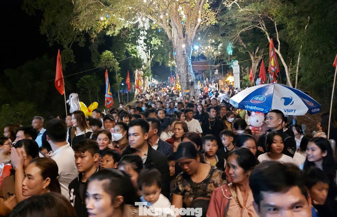 Về đêm, lượng người đến Đền ngày càng đông khiến nhiều điểm bị tắc nghẽn.