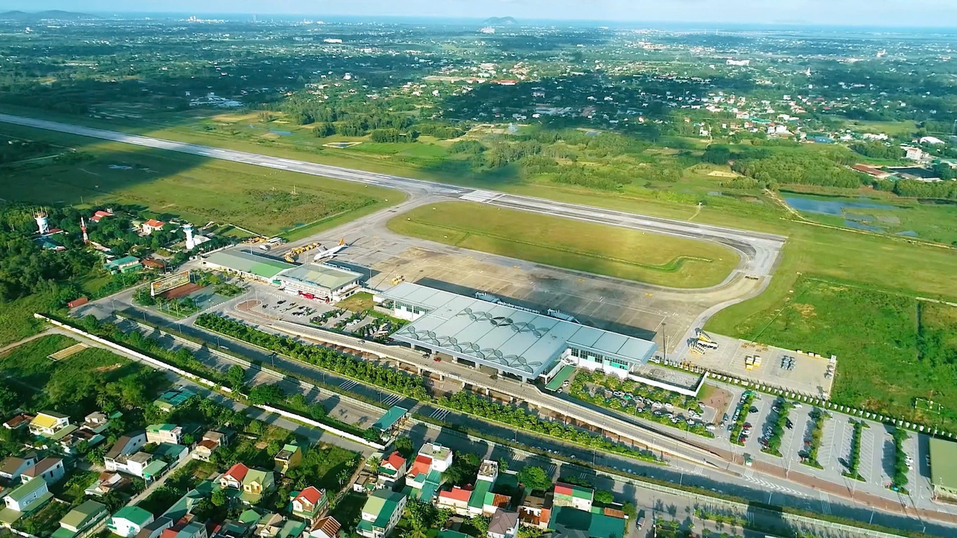 Theo thông báo của Cục Hàng không Việt Nam, từ 0h ngày 1/7 đến hết ngày 31/12, sân bay quốc tế Vinh sẽ tạm dừng khai thác toàn bộ hoạt động bay để phục vụ 3 dự án cải tạo, nâng cấp hạ tầng quan trọng gồm: sửa chữa đường cất hạ cánh và đường lăn; cải tạo, mở rộng sân đỗ máy bay; cải tạo nhà ga hành khách T1. Ba dự án nâng cấp sân bay có tổng vốn gần 1.000 tỷ đồng. Theo thông báo của Cục Hàng không Việt Nam, từ 0h ngày 1/7 đến hết ngày 31/12, sân bay quốc tế Vinh sẽ tạm dừng khai thác toàn bộ hoạt động bay để phục vụ 3 dự án cải tạo, nâng cấp hạ tầng quan trọng gồm: sửa chữa đường cất hạ cánh và đường lăn; cải tạo, mở rộng sân đỗ máy bay; cải tạo nhà ga hành khách T1. Ba dự án nâng cấp sân bay có tổng vốn gần 1.000 tỷ đồng.