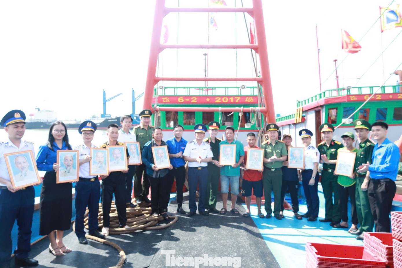 Hướng về biển đảo, tuổi trẻ Bộ Chỉ huy Quân sự tỉnh và Bộ Chỉ huy Bộ đội Biên phòng tỉnh đã trao tặng 200 ảnh Bác Hồ, 400 lá cờ Tổ quốc và 10 suất quà cho ngư dân tại địa phương. Những món quà không chỉ mang giá trị vật chất mà còn là nguồn động viên tinh thần to lớn, tiếp thêm niềm tin để bà con vươn khơi bám biển, góp phần bảo vệ chủ quyền thiêng liêng của Tổ quốc.