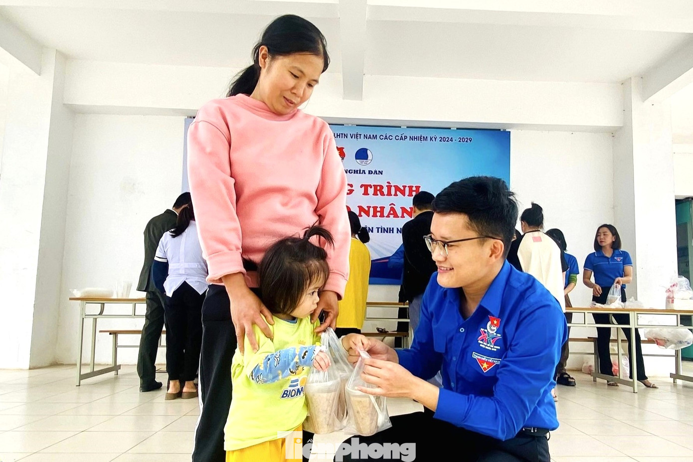 Trao tận tay những suất cháo yêu thương động viên bệnh nhân khó khăn.