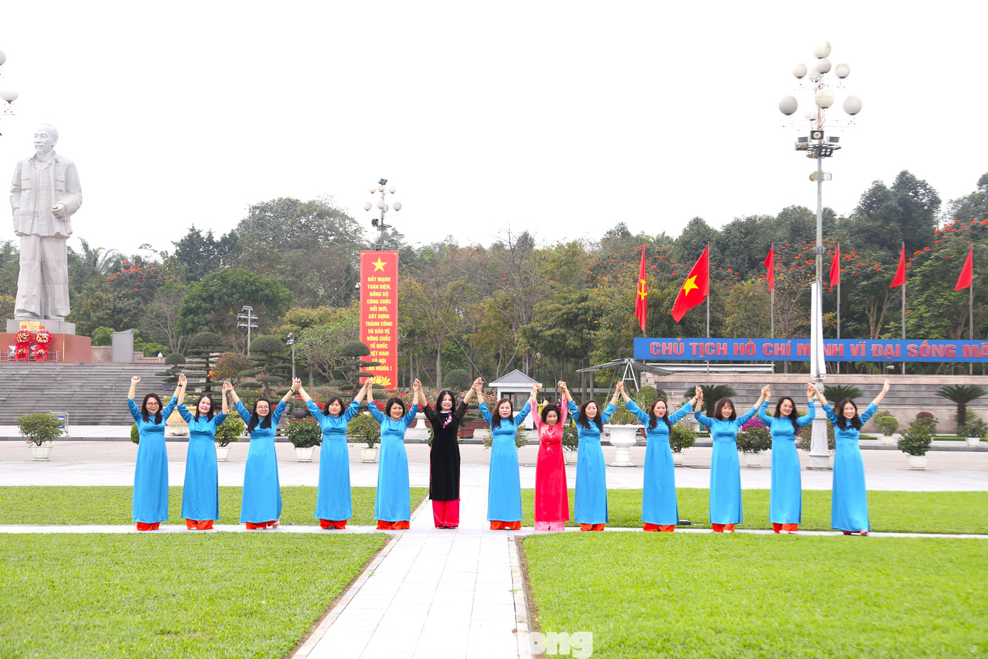 Áo dài không chỉ là trang phục truyền thống mà còn là nét văn hóa đặc trưng của dân tộc Việt Nam. Trải qua từng thời kỳ phát triển của lịch sử, áo dài luôn không ngừng biến đổi nhưng vẫn đảm bảo tôn được vẻ đẹp dịu dàng truyền thống của người phụ nữ Việt.