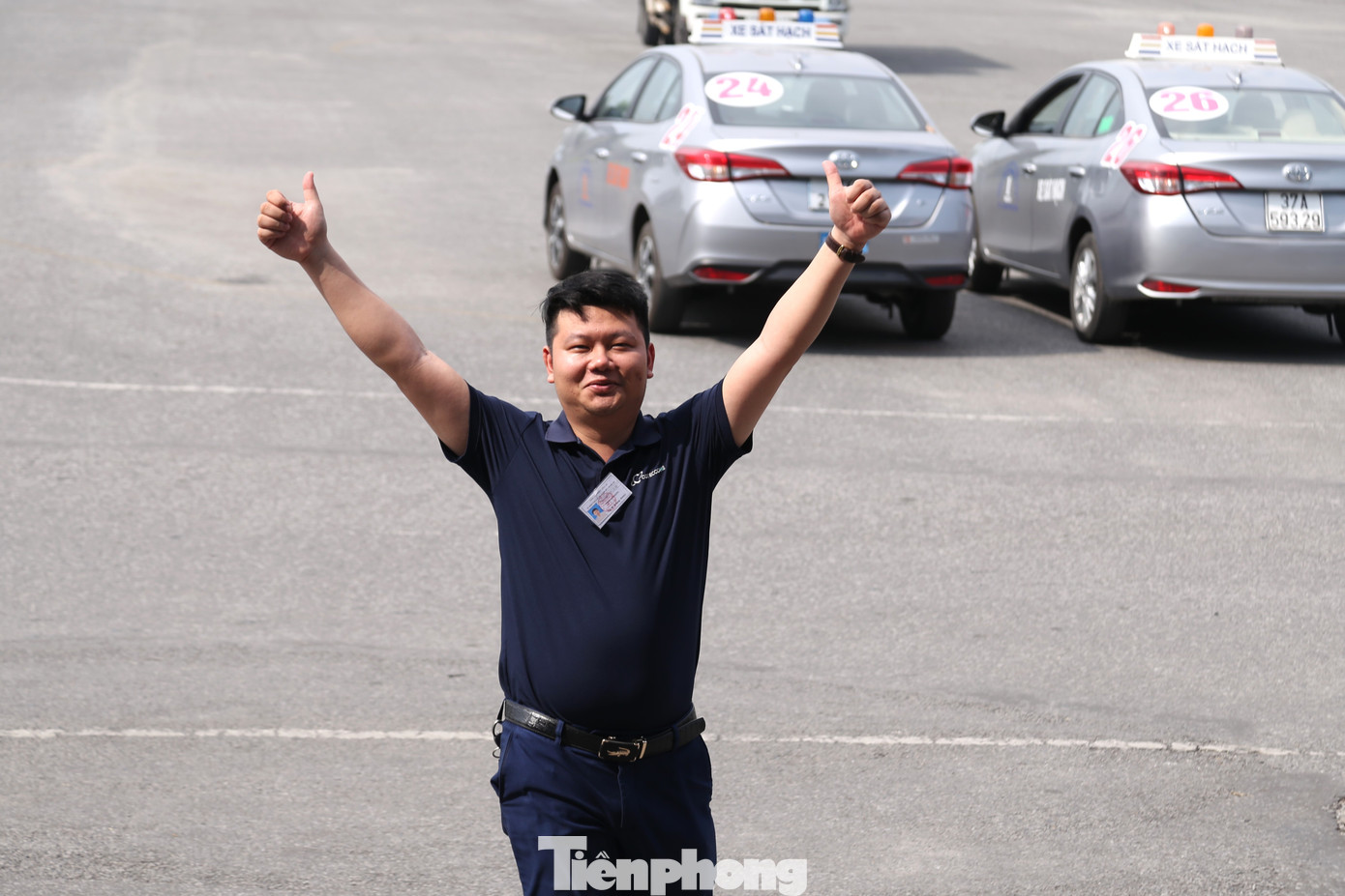 Một thí sinh "ăn mừng" khi vượt qua bài thi sát hạch ô tô.