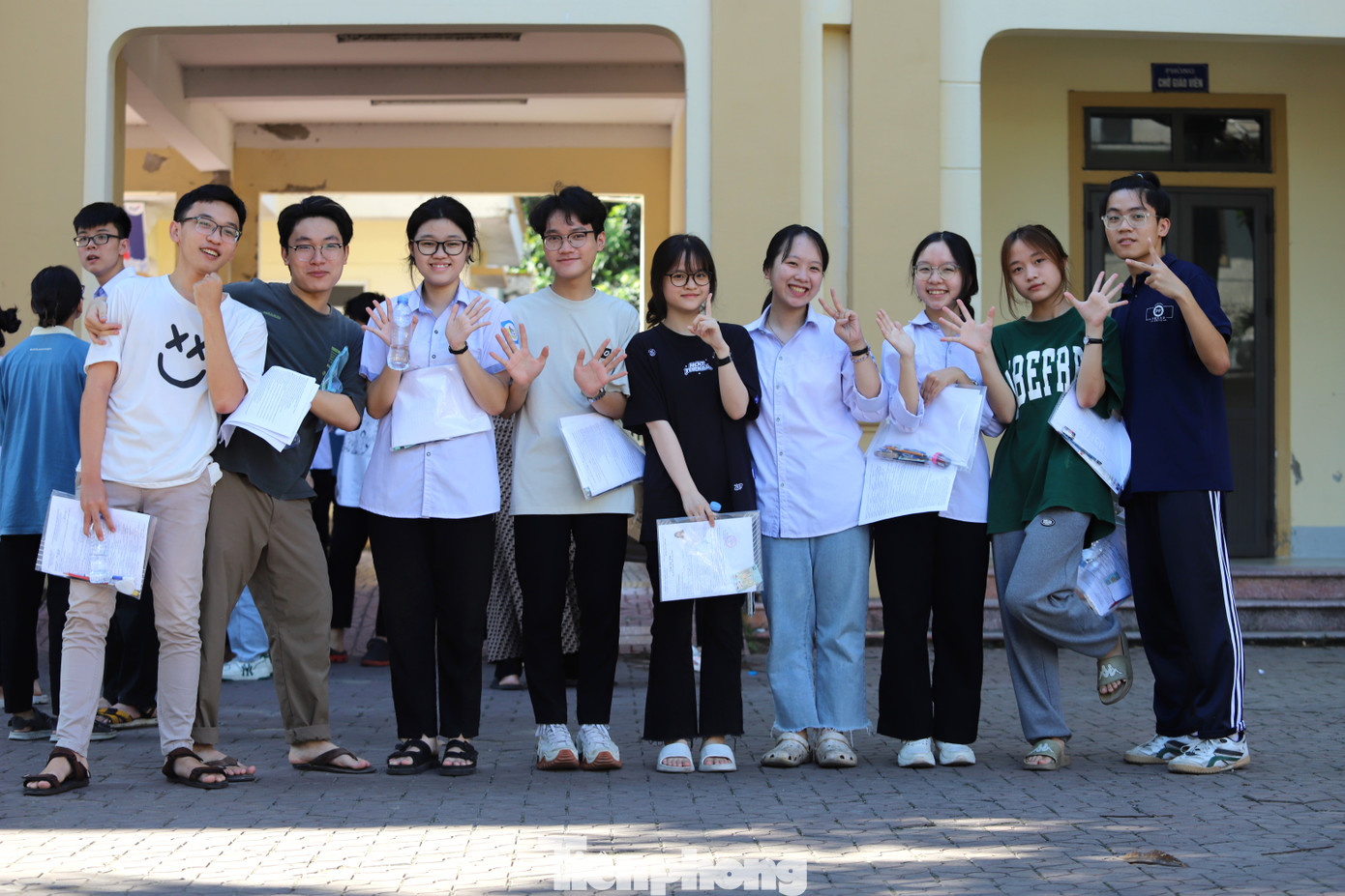 Áp lực của kỳ thi tốt nghiệp THPT luôn đè nặng lên các sĩ tử và phụ huynh. Tuy nhiên đằng sau sự lo lắng ấy là những hình ảnh ấm áp, thân thương giúp các thí sinh tự tin vượt vũ môn.