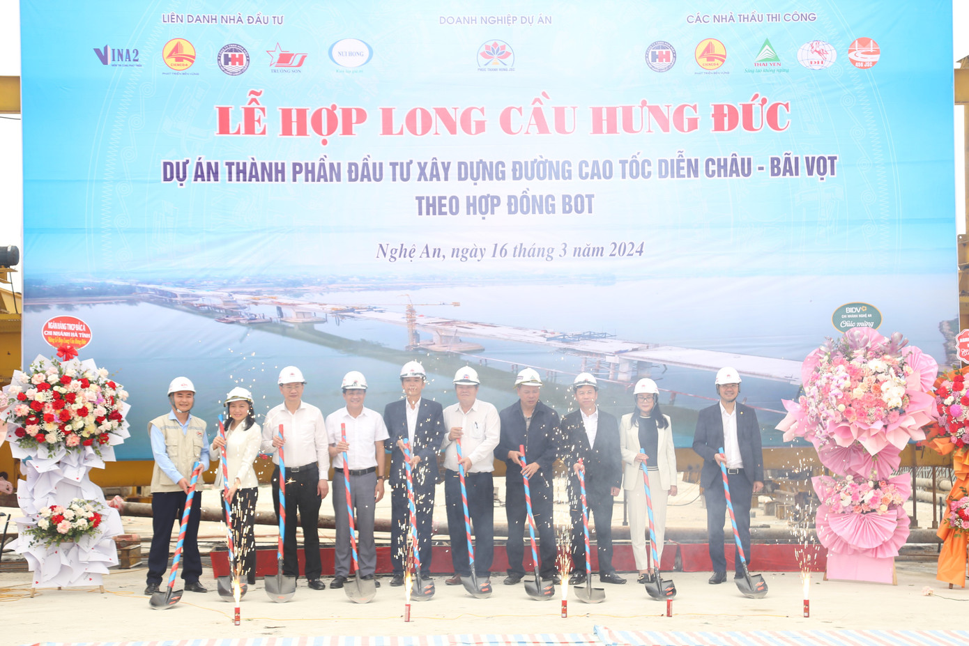 Các đại biểu thực hiện nghi thức hợp long cầu Hưng Đức.