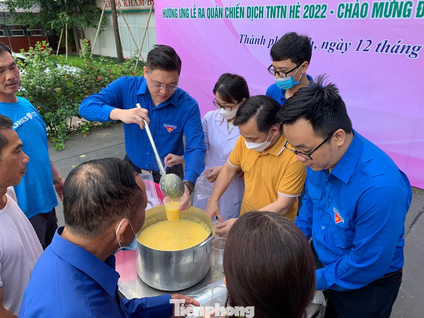 Chương trình bát cháo yêu thương ở BV đa khoa TP Vinh