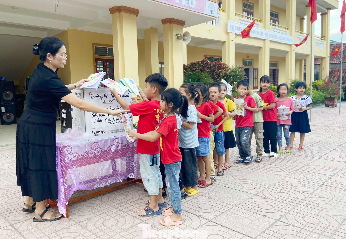 Các bạn nhỏ quyên góp vở dành tặng học sinh vùng lũ Kỳ Sơn