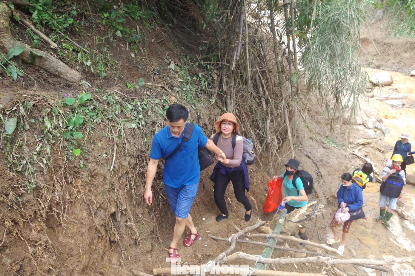 Nắm tay nhau vượt qua đoạn đường sạt lở