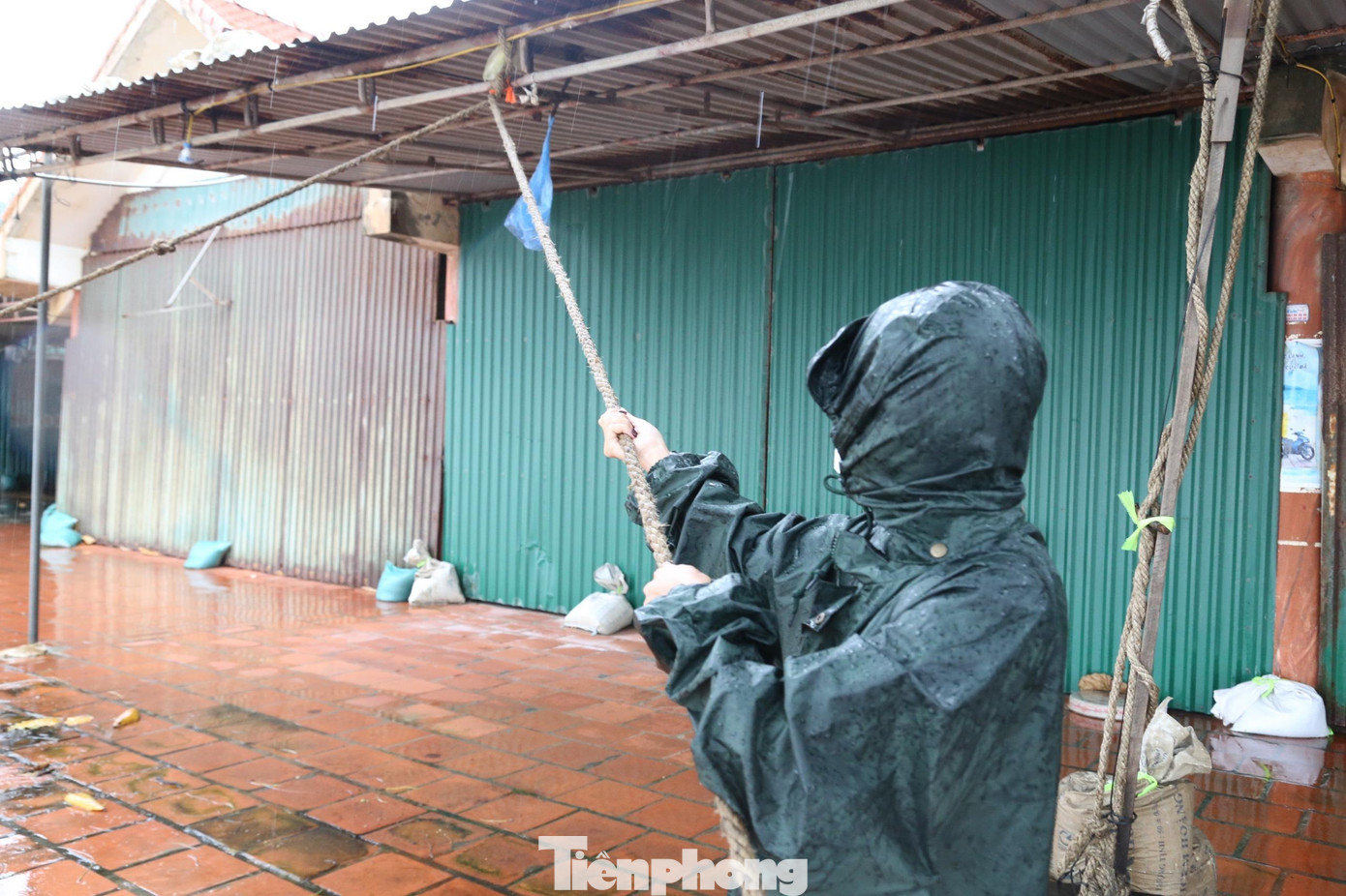 Một chủ nhà hàng trên bãi biển Cửa Lò chằng néo ki-ốt để chống bão.