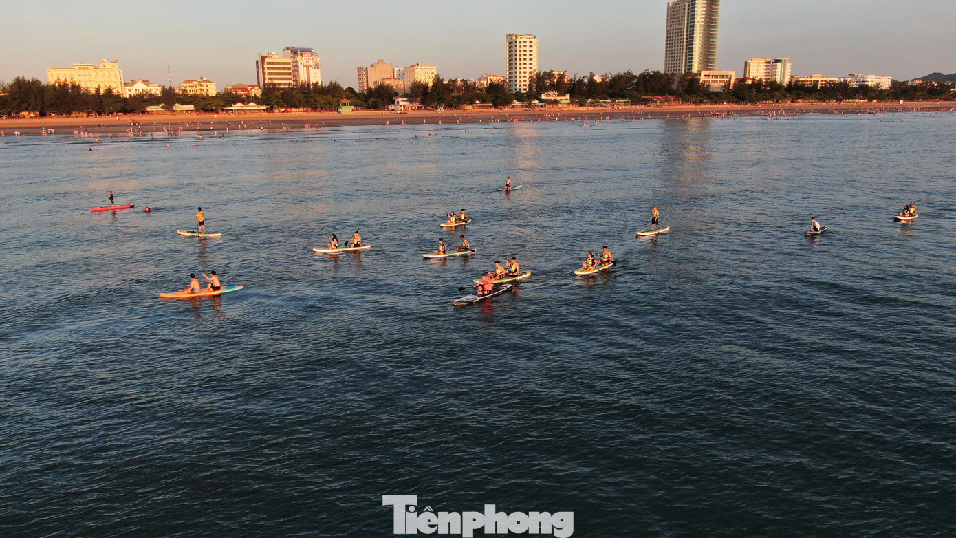 Anh Thái Hữu Hiệp, Giám đốc công ty TNHH HCF, đơn vị kinh doanh, cho thuê SUP cho biết, hiện có khoảng 100 chiếc SUP đặt tại 3 điểm ở bãi biển Cửa Lò. “Đây là mô hình kinh doanh cho thuê dịch vụ SUP đầu tiên tại Nghệ An, đặc biệt là tại biển Cửa Lò nhằm quảng bá thúc đẩy du lịch địa phương. Giá cho thuê SUP là 200.000 đồng/giờ, bao gồm áo phao và hướng dẫn ban đầu cho người chưa biết chèo. Thời gian tới, chúng tôi sẽ tăng số lượng SUP lên 500 chiếc, triển khai tại các khu du lịch ven biển và vùng sông hồ rộng”, anh Hiệp cho hay.