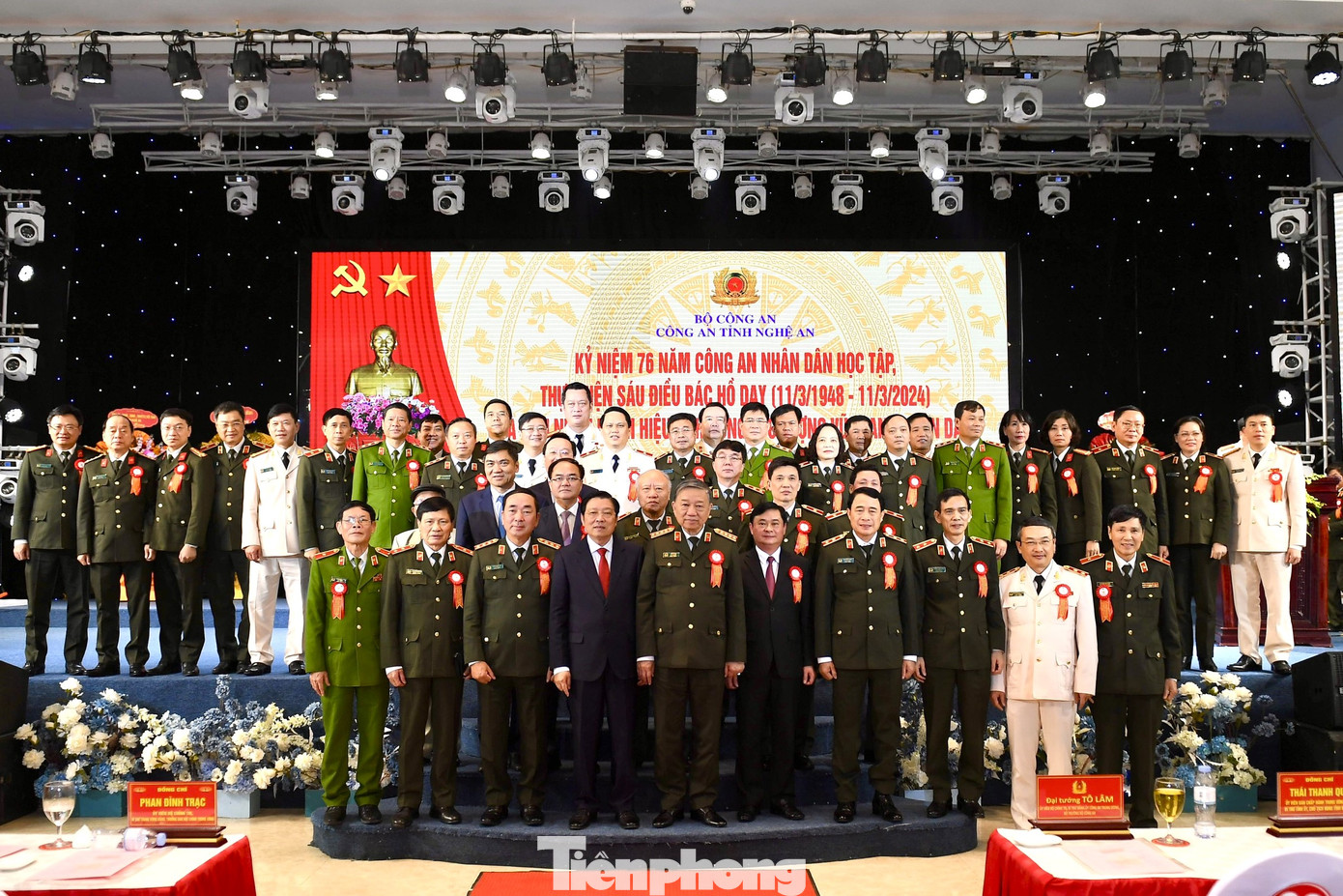 Các đại biểu chụp ảnh kỷ niệm