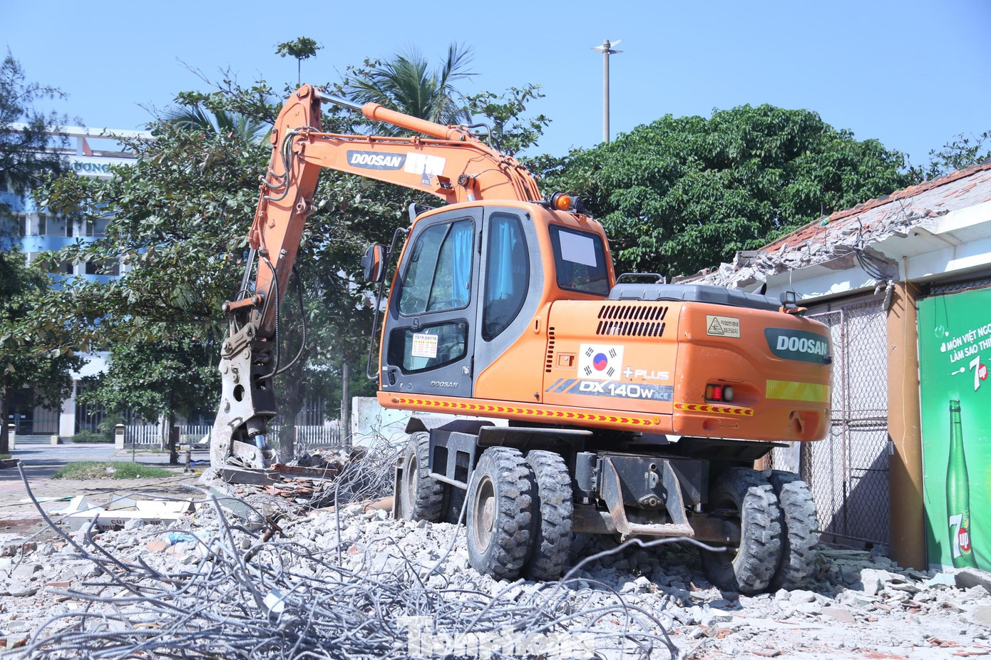 Máy móc được huy động để giải phóng các ki ốt.