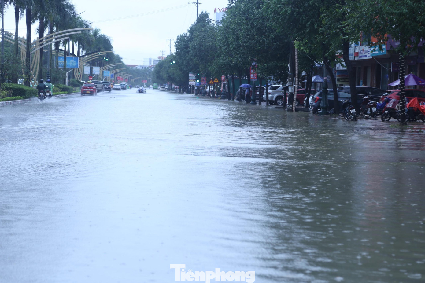 Mưa lớn kéo dài từ đêm qua đến ngày 24/11 đã khiến nhiều tuyến đường ở thành phố Vinh như 72m, Lê Nin, Duy Tân, Nguyễn Văn Cừ, Lê Hồng Phong,… bị ngập nặng. Đến chiều cùng ngày, dù mưa đã ngớt nhưng nhiều khu vực vẫn mênh mông nước. Mưa lớn kéo dài từ đêm qua đến ngày 24/11 đã khiến nhiều tuyến đường ở thành phố Vinh như 72m, Lê Nin, Duy Tân, Nguyễn Văn Cừ, Lê Hồng Phong,… bị ngập nặng. Đến chiều cùng ngày, dù mưa đã ngớt nhưng nhiều khu vực vẫn mênh mông nước.