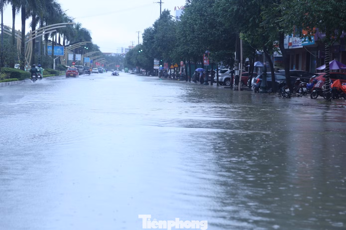 Mưa lớn kéo dài từ đêm qua đến ngày 24/11 đã khiến nhiều tuyến đường ở thành phố Vinh như 72m, Lê Nin, Duy Tân, Nguyễn Văn Cừ, Lê Hồng Phong,… bị ngập nặng. Đến chiều cùng ngày, dù mưa đã ngớt nhưng nhiều khu vực vẫn mênh mông nước. Mưa lớn kéo dài từ đêm qua đến ngày 24/11 đã khiến nhiều tuyến đường ở thành phố Vinh như 72m, Lê Nin, Duy Tân, Nguyễn Văn Cừ, Lê Hồng Phong,… bị ngập nặng. Đến chiều cùng ngày, dù mưa đã ngớt nhưng nhiều khu vực vẫn mênh mông nước.