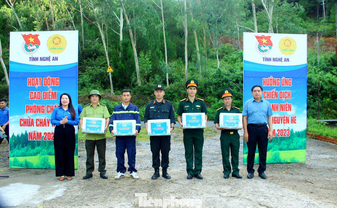 Để góp phần hỗ trợ các hoạt động của các cấp bộ Đoàn trong công tác phòng cháy, chữa cháy rừng, tại chương trình, Ban tổ chức đã hỗ trợ công cụ, nước uống cho các đội thanh niên tình nguyện tham gia phòng cháy, chữa cháy rừng trên địa bàn huyện Nam Đàn.