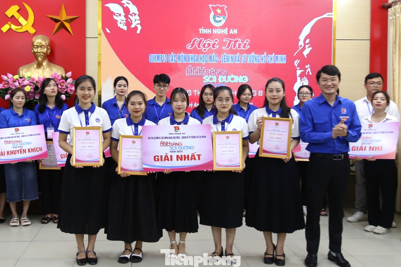 Anh Trần Linh - Phó Bí thư Tỉnh Đoàn, Chủ tịch Hội Đồng đội tỉnh Nghệ An trao chứng nhận cho đội đạt giải Nhất. Anh Trần Linh - Phó Bí thư Tỉnh Đoàn, Chủ tịch Hội Đồng đội tỉnh Nghệ An trao chứng nhận cho đội đạt giải Nhất.