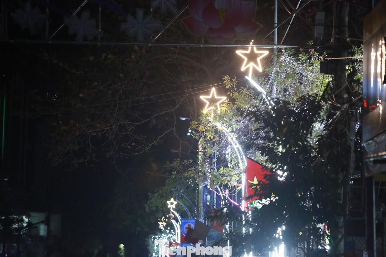 Anh Nguyễn Văn Sơn (trú tại thị trấn Quỳ Hợp, huyện Quỳ Hợp, Nghệ An) cho biết: “Hầu như năm nào vào dịp Tết, gia đình tôi cũng dựng cây nêu trước cổng nhà. Việc dựng cây nêu trước nhà cũng là mong muốn xua đuổi tà ma, những điều xui xẻo của năm cũ đi qua và năm mới đến gia đình được mạnh khỏe, bình an".