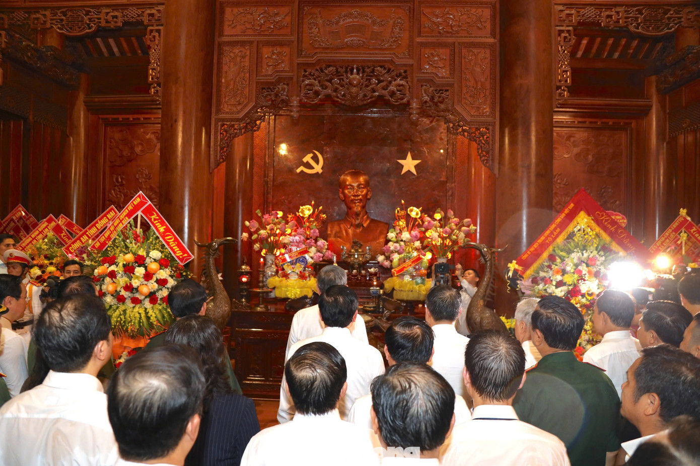 Tổng Bí thư Tô Lâm cùng đoàn đại biểu tưởng niệm Chủ tịch Hồ Chí Minh.