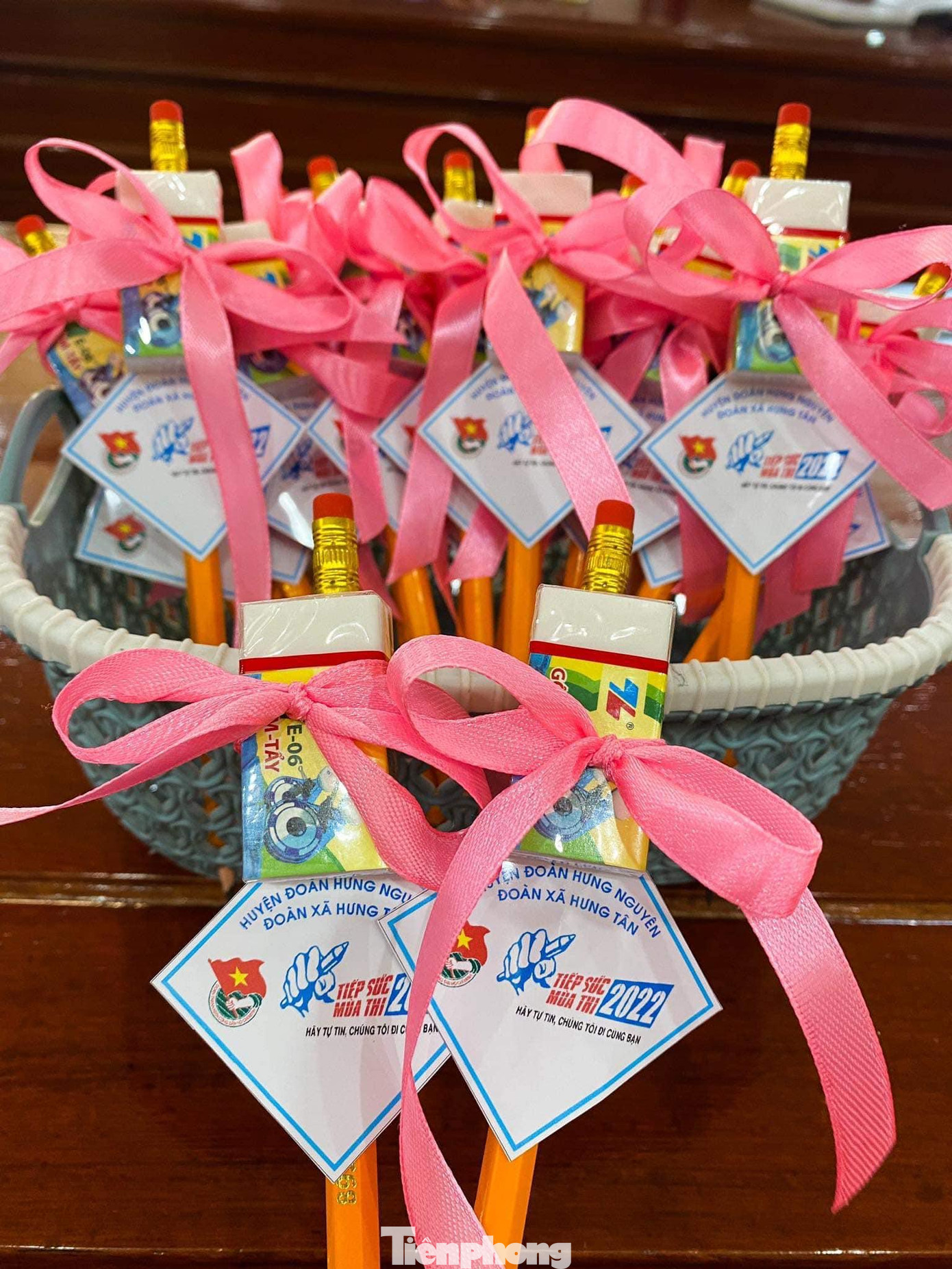 Tuổi trẻ huyện Hưng Nguyên (Nghệ An) cùng nhau làm những món quà đầy sáng tạo, trang trí trên cây bút chì, cục tẩy xóa…