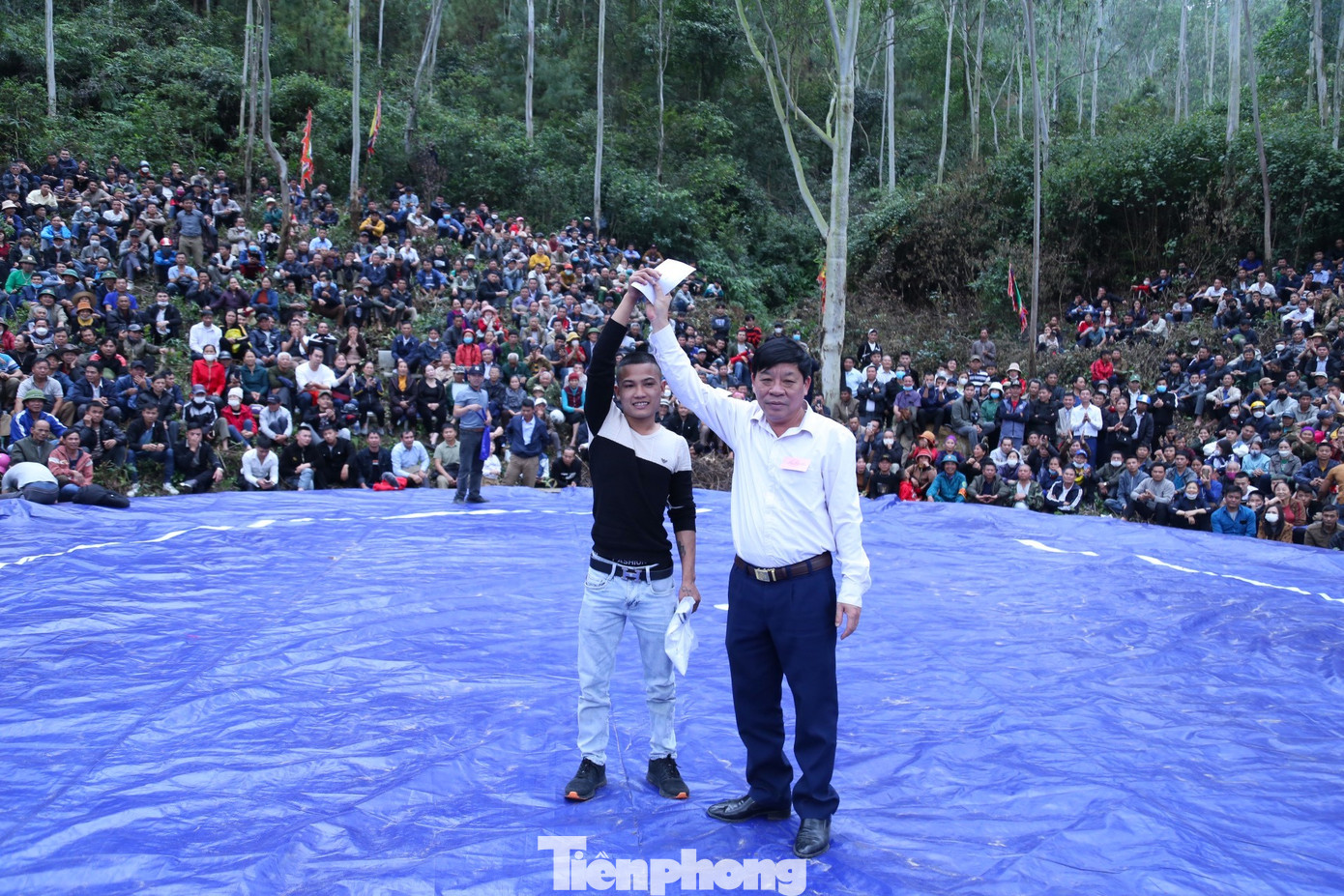 Đã thành truyền thống, trong hội vật Đền Vua Mai, nếu thắng 2 đô vật sẽ được tặng quà bằng hiện vật, nếu thắng 3 đô vật sẽ được tặng quà là tiền mặt. Ngoài quà của ban tổ chức, một số khán giả mê vật cũng tặng quà riêng cho các đô vật chơi hay.