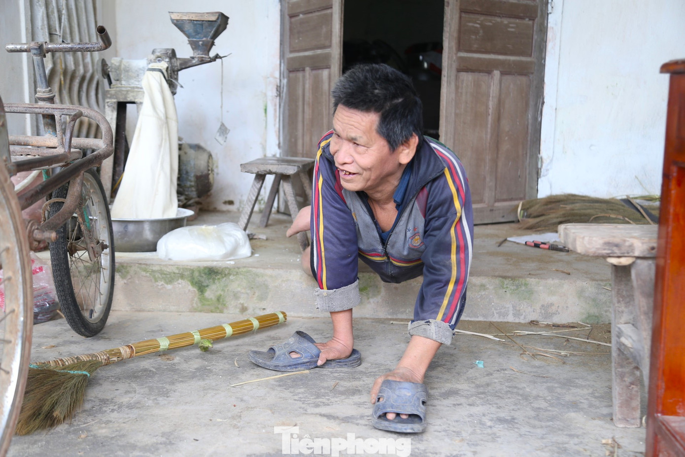 Ông Nguyễn Bá Tân (SN 1958, trú ở xóm 5, xã Bồi Sơn, huyện Đô Lương, Nghệ An) đi bằng hai tay. Ảnh: Thu Hiền