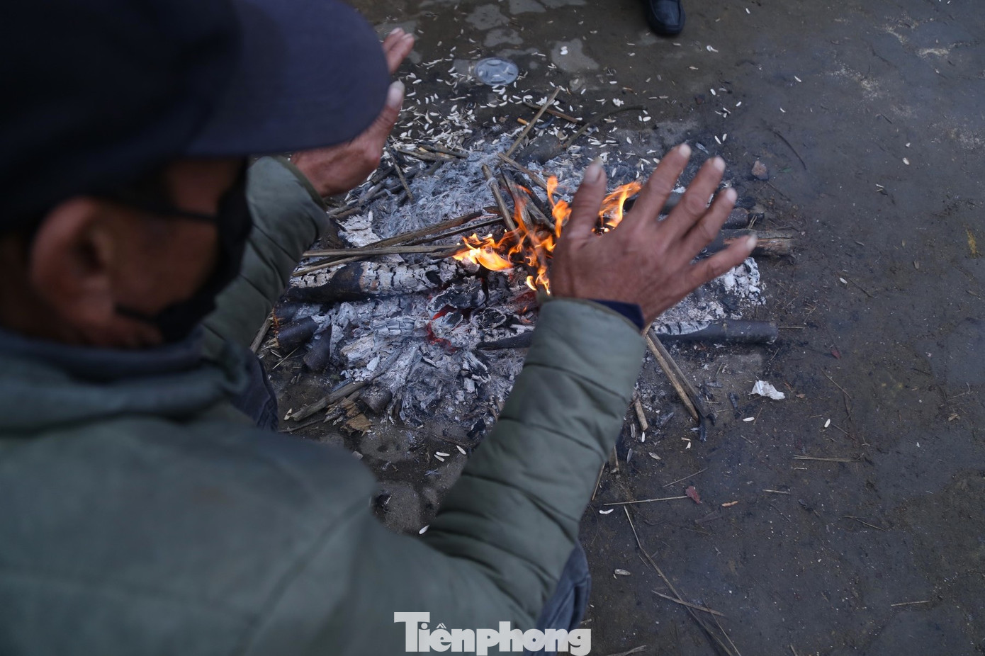 Những đốm lửa bập bùng giúp những người lao động tạm xua đi giá lạnh khi phải vật lộn với cuộc sống mưu sinh.