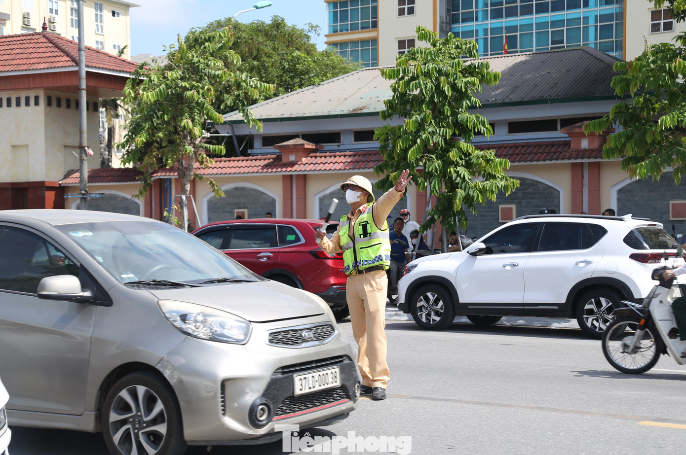 Tại cổng điểm thi Trường THPT Huỳnh Thúc Kháng nằm trên đường Lê Hồng Phong, thành phố Vinh, kết thúc giờ thi môn Ngữ Văn, có rất đông phụ huynh tập trung khu vực gần trường. Lưu lượng phương tiện tham gia trên tuyến đường đông khiến giao thông tại đây hỗn loạn. Để đảm bảo giao thông thông suốt, Tổ Cảnh sát giao thông địa bàn thành phố Vinh thuộc Phòng Cảnh sát giao thông Công an Nghệ An đã phân luồng, điều tiết giao thông.