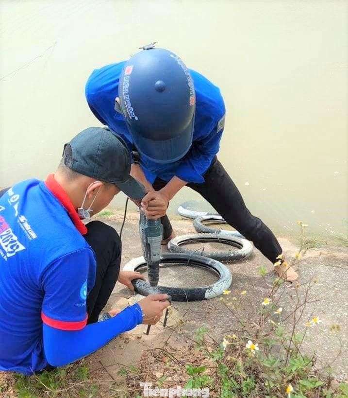 Trên cùng khoan lỗ đóng thép phi 10 sâu 30cm cố định lại để đảm bảo không bị trôi khi nước sông dâng cao. (Ảnh: TH)