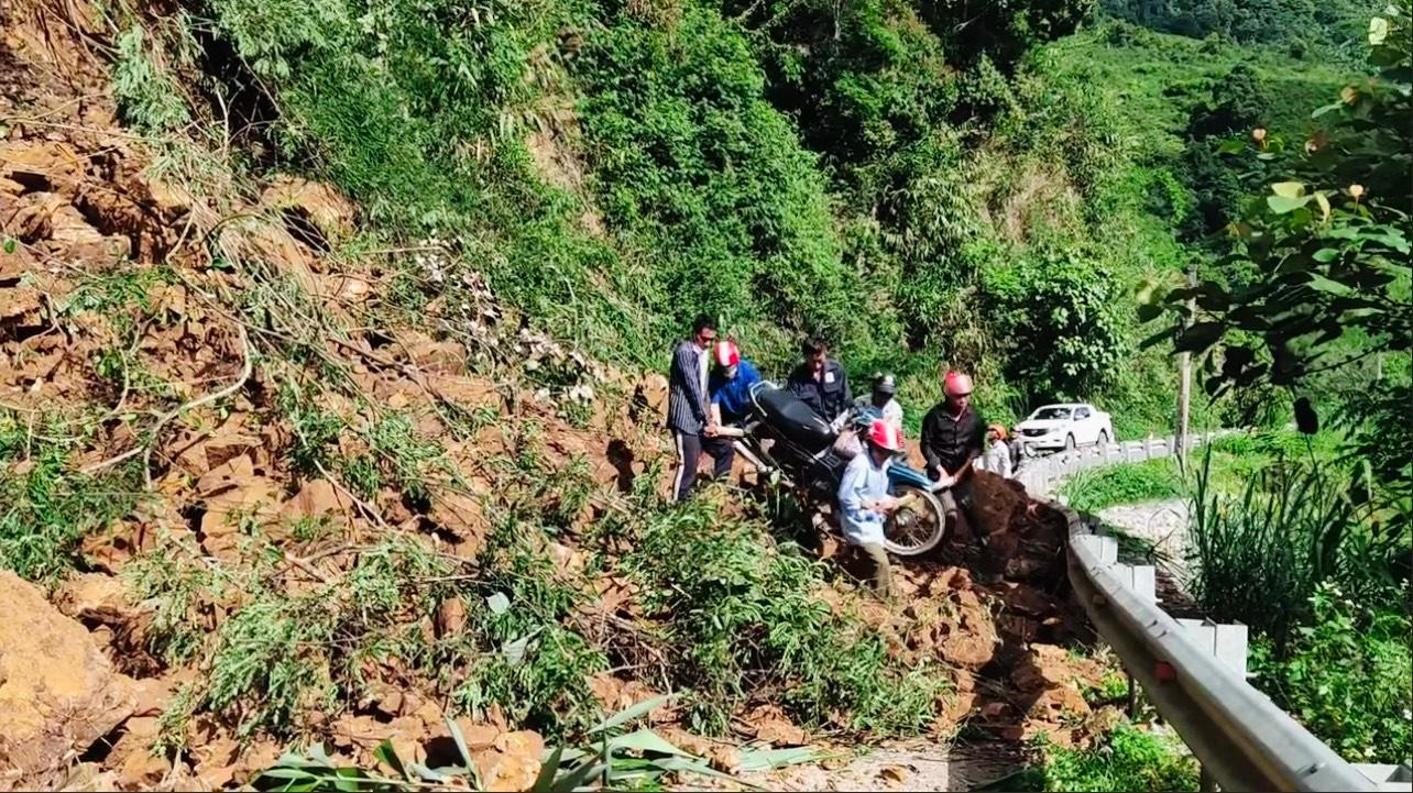 Để qua được đoạn sạt lở, người dân chỉ còn cách giúp nhau khiêng xe máy Để qua được đoạn sạt lở, người dân chỉ còn cách giúp nhau khiêng xe máy