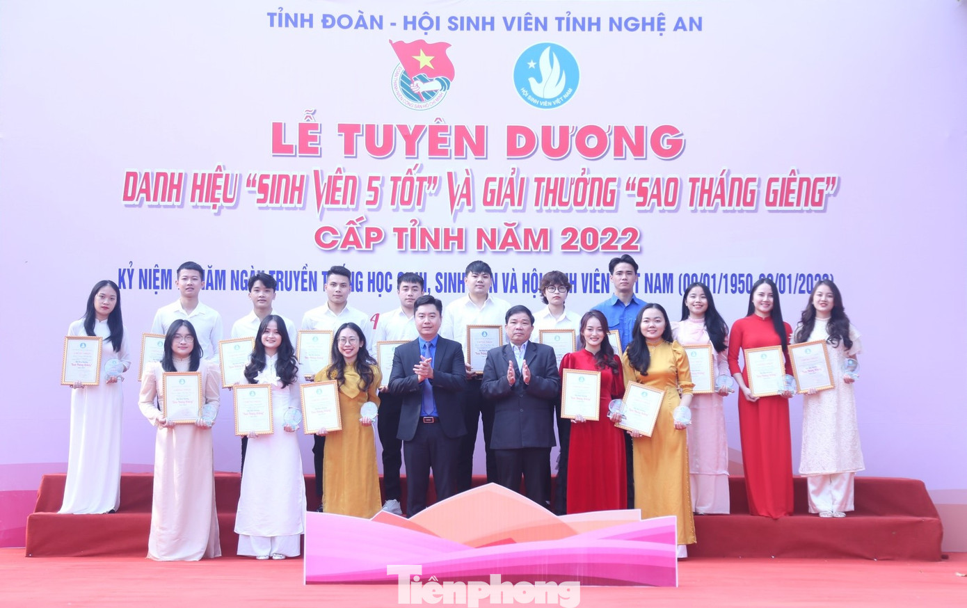 Dịp này, có 48 bạn sinh viên đạt danh hiệu "Sinh viên 5 tốt" Dịp này, có 48 bạn sinh viên đạt danh hiệu "Sinh viên 5 tốt"