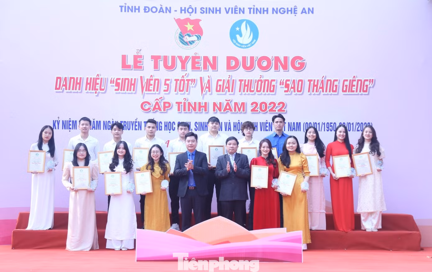 Dịp này, có 48 bạn sinh viên đạt danh hiệu "Sinh viên 5 tốt"