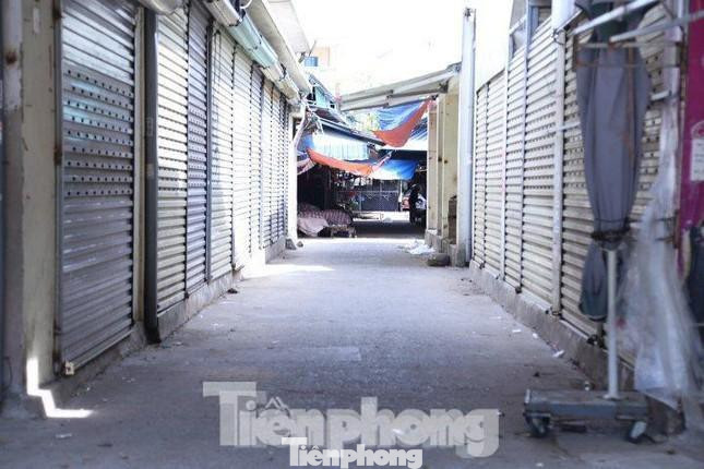 Các cửa hàng, sạp, ki ốt đóng cửa, chợ đầu mối lớn nhất thành phố Vinh trở nên vắng lặng.