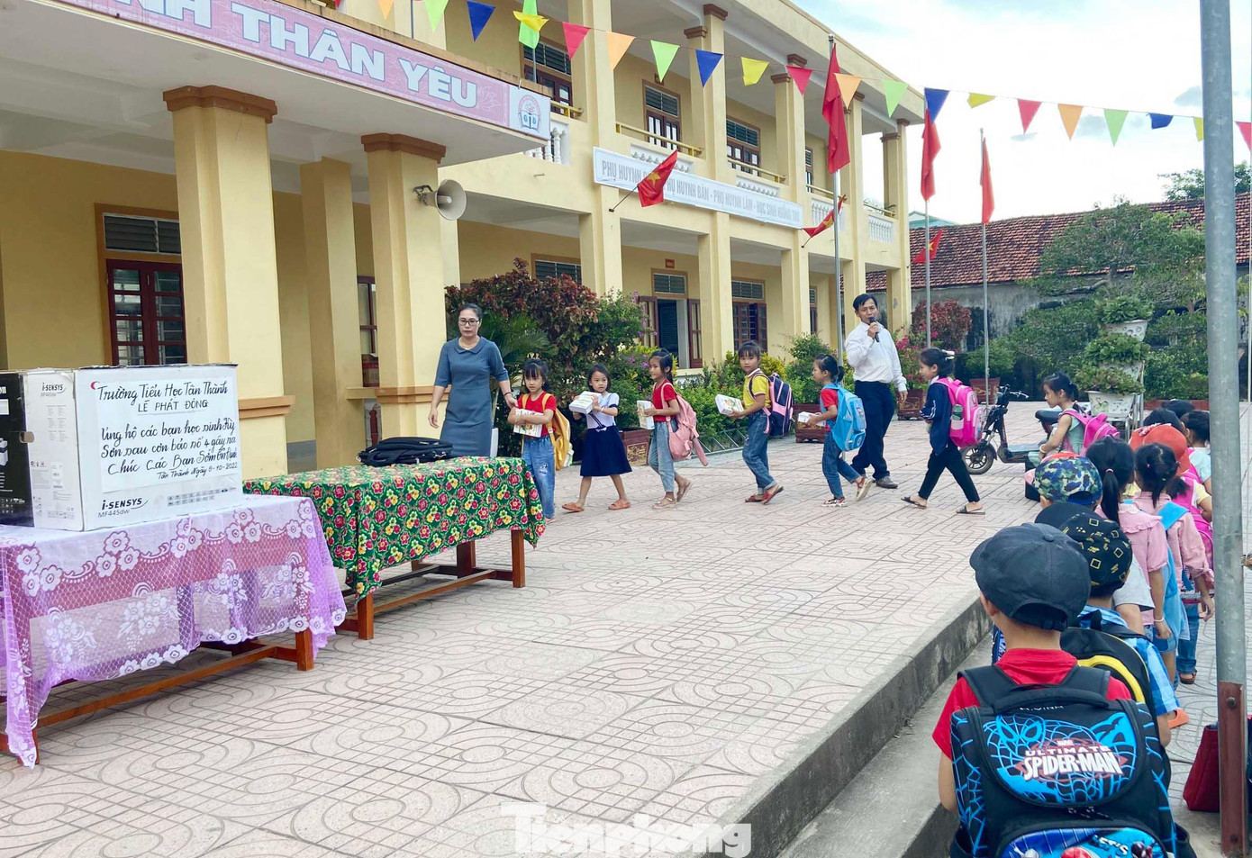 Sau hai ngày (7,8/10) phát động, các em học sinh Liên đội trường Tiểu học Tân Thành đã quyên góp được hơn 1.500 cuốn vở viết với hy vọng đóng góp một phần nhỏ giúp các bạn học sinh vùng lũ Kỳ Sơn sớm ổn định, trở lại học tập bình thường sau lũ.