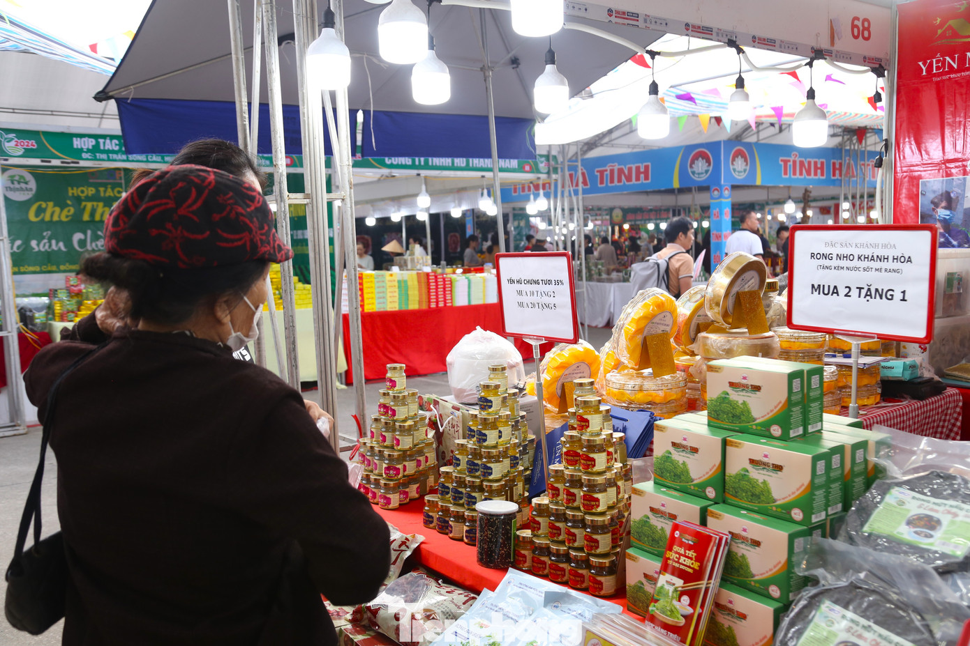 Để thu hút người tiêu dùng, một số gian hàng có chương trình khuyến mãi "Mua 2 tặng 1" hay giảm 20%, 50% cho các mặt hàng.