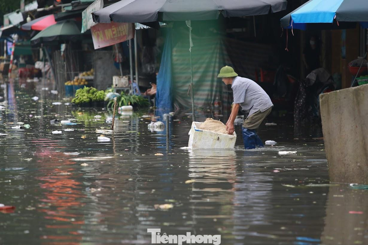 Theo các tiểu thương ở chợ Vinh, nguyên nhân khiến đình Tây chợ Vinh tiếp tục ngập nặng là do nước ở ngoài sông Vinh đang lên cao vì nước trên thượng nguồn đổ về liên tục, trong khi phía sau đình Tây lại là vùng trũng nên nước từ các điểm lân cận cũng đổ về đó.