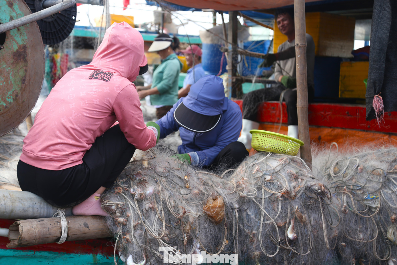 Đôi tay thoăn thoắt gỡ ghẹ, chị Hồ Thị Minh (34 tuổi) cho hay, chị được thuê gỡ ghẹ mắc lưới với thu nhập khoảng 25.000 đồng/giờ. “Công việc gỡ ghẹ đòi hỏi sự kiên trì, tỉ mỉ để ghẹ không bị gãy chân, lưới ít bị rách, hỏng. Thời gian gỡ ghẹ thường kéo dài từ 3 - 5 giờ đồng hồ”.
