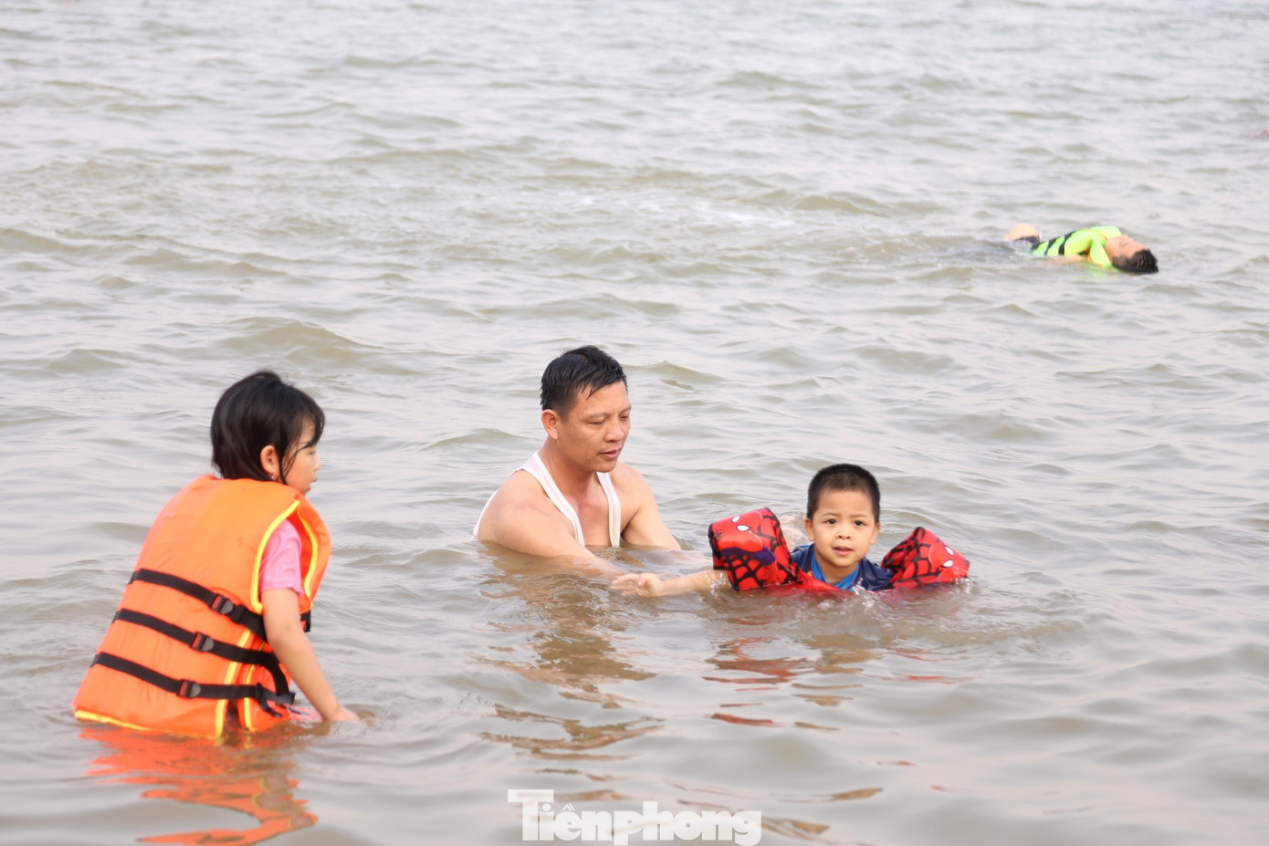 Anh Hoàng đưa hai con ra sông Lam bơi. Các cháu đã học qua một lớp học bơi ở bể bơi trong thành phố nhưng anh muốn các con mạnh dạn hơn khi bơi ở những vùng nước rộng lớn.