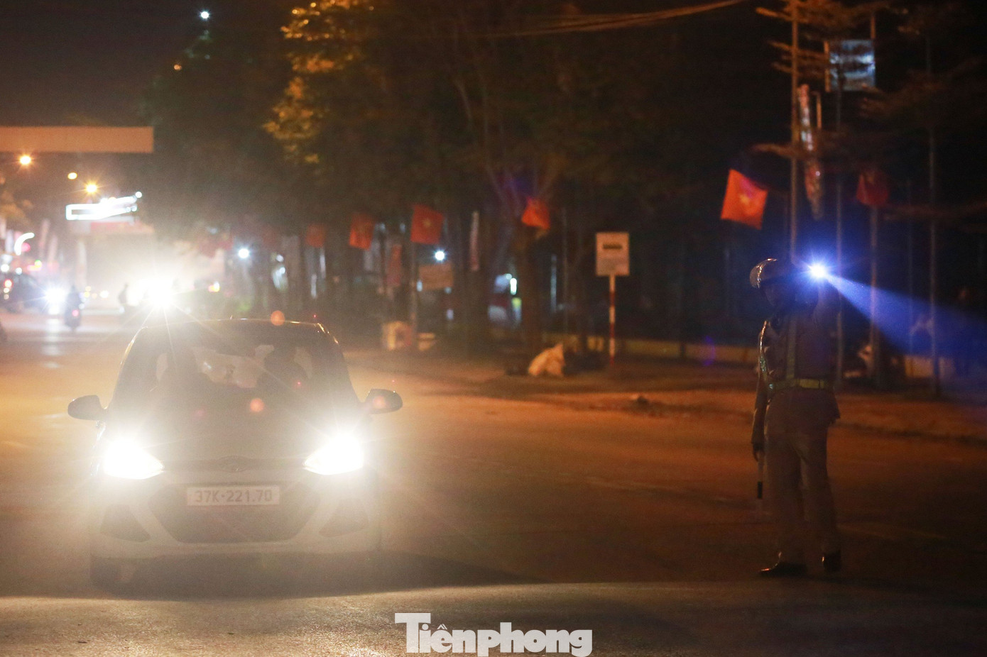 Hình ảnh lực lượng chức năng kiểm tra các phương tiện trên đường đêm giao thừa.