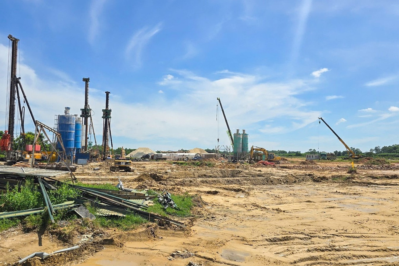 Máy móc, thiết bị được huy động để phục vụ thi công. Máy móc, thiết bị được huy động để phục vụ thi công.