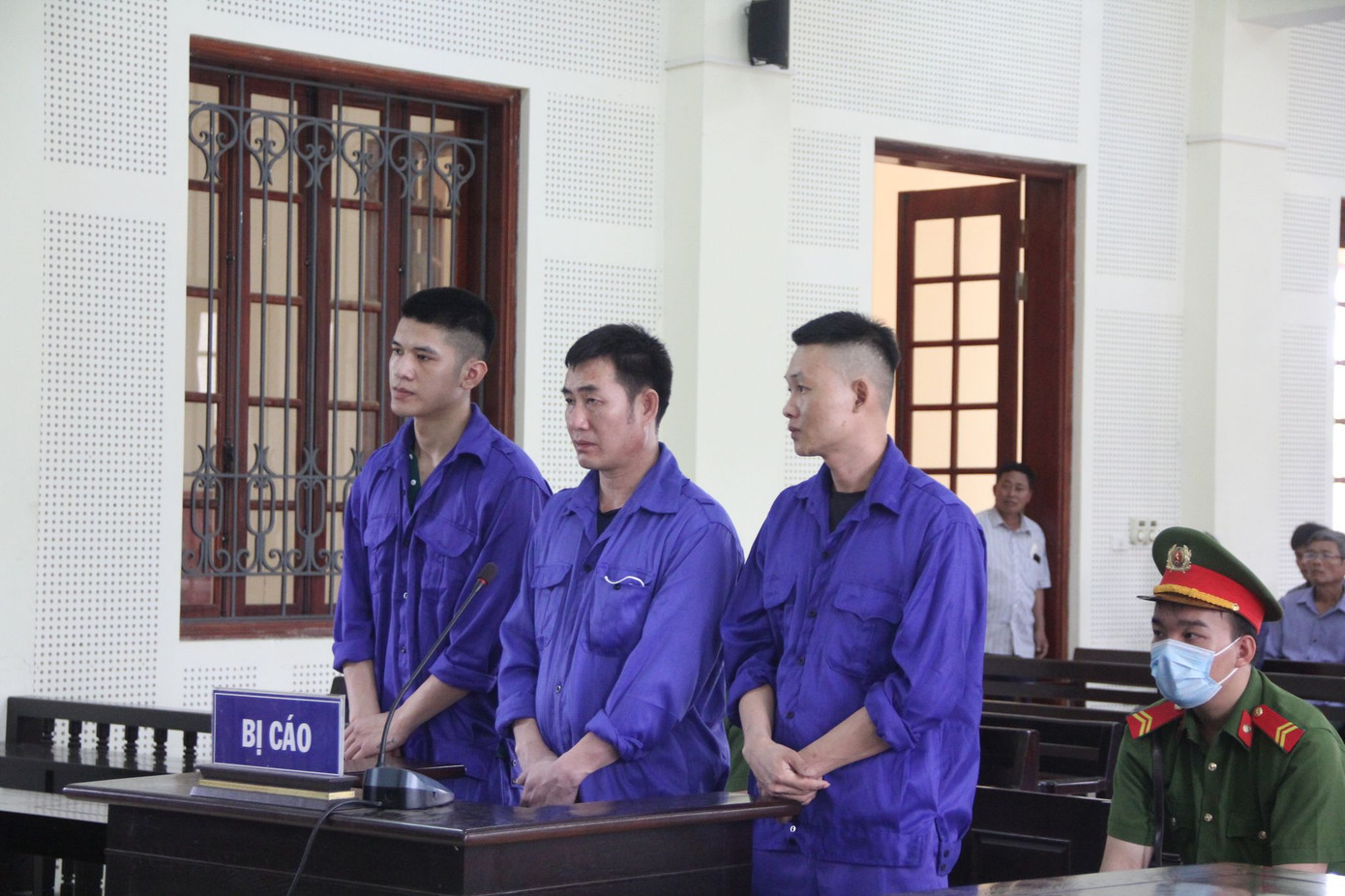 Từ trái qua: Bị cáo Phạm Ngọc Thắng, Hà Văn Nít và Lê Hữu Mỹ