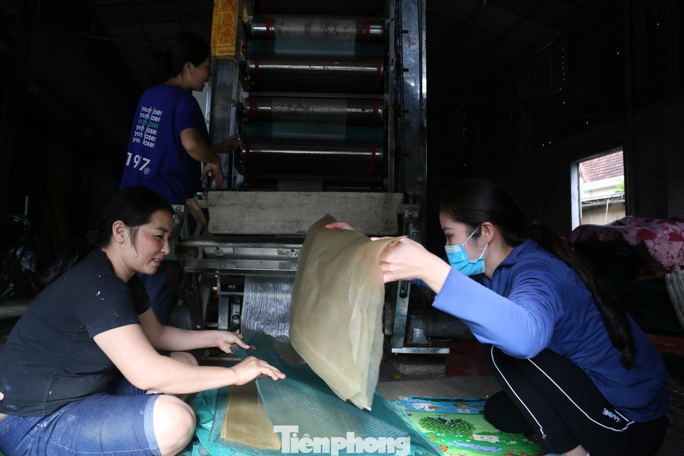 Theo người dân làng nghề, trước đây gia đình tráng bánh bằng tay rất vất vả và cực nhọc. Nhưng từ khi sử dụng máy tráng bằng điện thì bánh tráng có năng suất và chất lượng hơn. Trong ảnh, một hộ dân đầu tư máy sấy đa bằng điện công suất lớn.