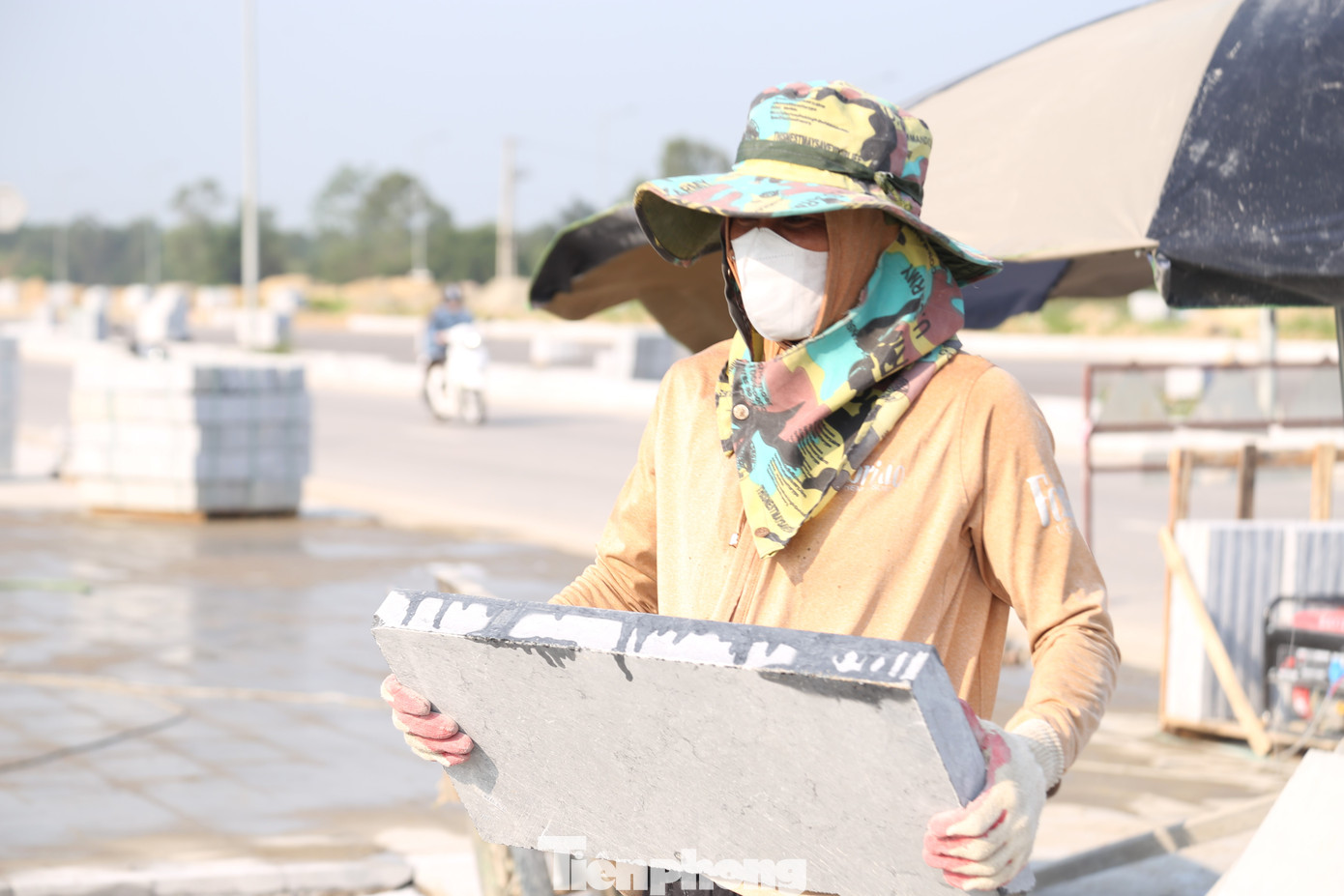 Ngoài thay đổi giờ làm, những công nhân này còn phải mặc nhiều lớp áo, trang bị mũ, găng tay, nước… để giảm nhiệt cho cơ thể khi phải phơi nắng liên tục ngoài trời.