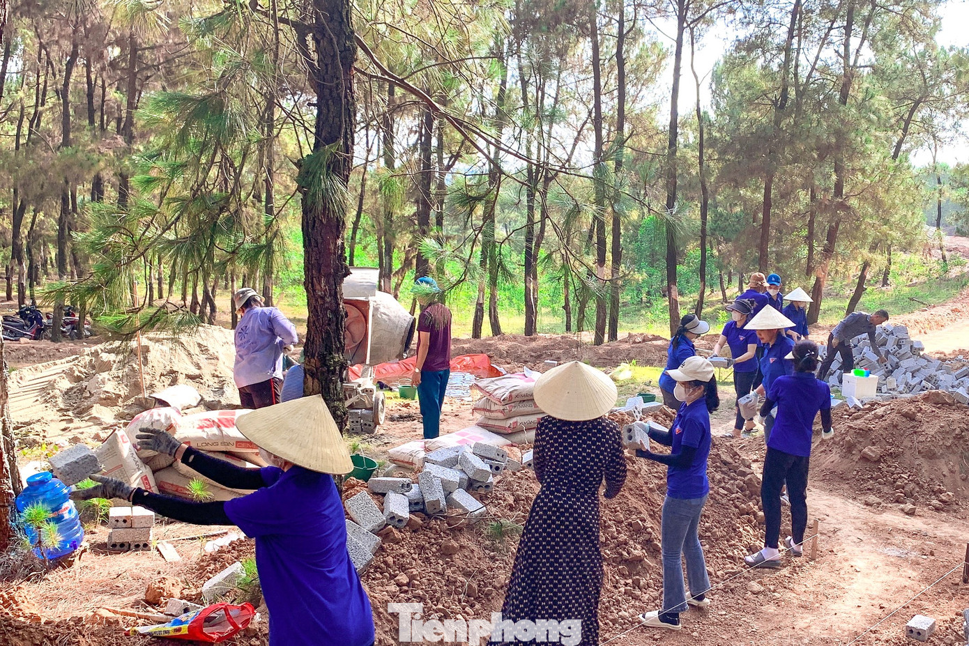 Những viên sò được các bạn đoàn viên thanh niên chuyền tay nhau.