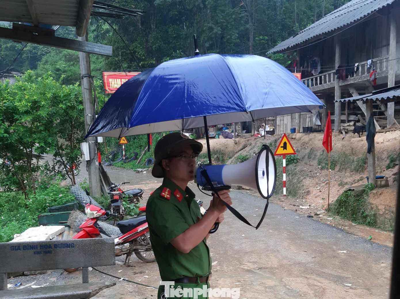 Để đảm bảo an toàn cho người dân trước nguy cơ lũ quét, sạt lở vào mùa mưa bão, lực lượng Công an huyện Kỳ Sơn (Nghệ An) đã “đến từng bản, rà từng hộ” tuyên truyền, vận động bà con di dời.