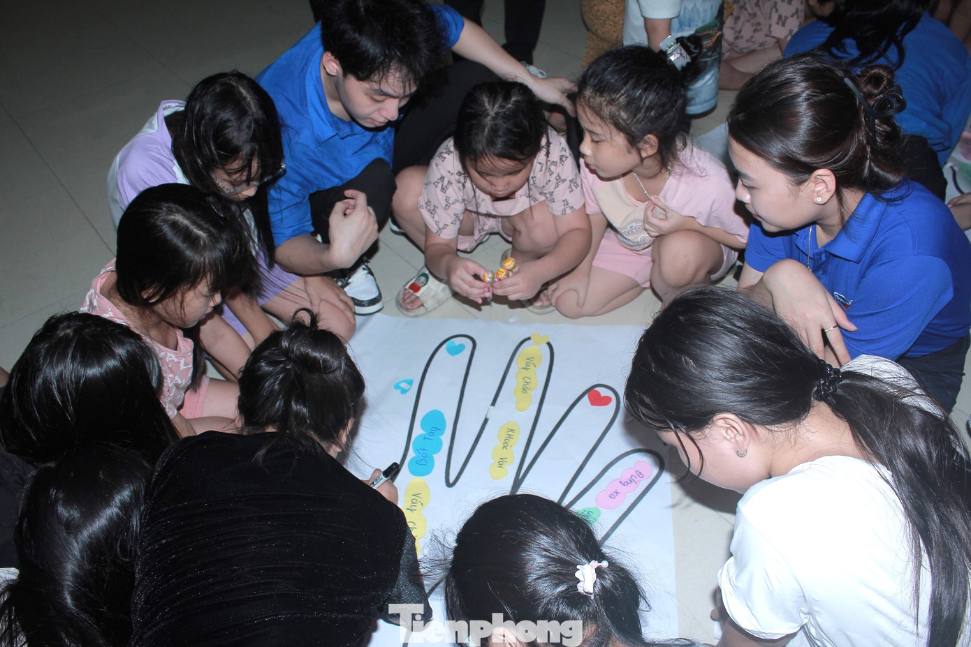 Đồng thời, các bạn đoàn viên thanh niên còn truyền đạt những nội dung: phân biệt vùng động chạm an toàn và không an toàn của cơ thể; không cho người khác chạm vào vùng nhạy cảm; không chạm vào vùng nhạy cảm của người khác; tránh xa người lạ mặt; không cho người lạ mặt vào nhà; một số cách tự vệ bản thân…